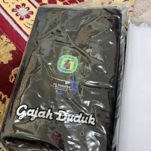 Kain pelikat hitam & putih tak berjahit ( kita tetas )