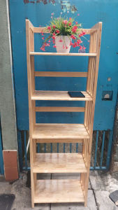 Kệ sách 5 tầng  sâu 28cm  ngang 50cm  cao 155 cm  gỗ cao su màu tự nhiên  bóng đẹp đã xử lý tẩm sấy chống mối mọt bền hơn nhiều so với gỗ thông và MDF. Đa năng dễ di dời.tháo ráp.