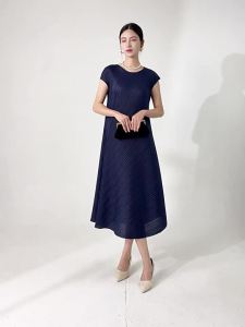 Sunya.1 Pleated Fashion Simple High Elastic Solid Color Commuter Round Neck Short Sleeve Irregular Hem Basic Style This Years Popular Beautiful Dress Loose Plus Size Belly Covering High-end Sense Elegant Versatile Miyake Dress Stylish # 25516zsj.