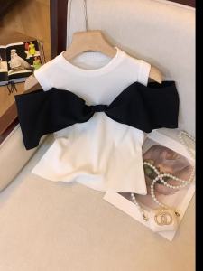 AMMIN เสื้อเข็มสำหรับไหมน้ำแข็งบางสไตล์โบว์สีฤดูร้อนใหม่สีดำและสีขาวสำหรับผู้หญิงเสื้อเปิดไหล่แฟชั่นเล็กๆดีไซน์สวยสง่าสำหรับฤดูร้อน2024