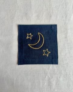 ชุดผ้ารองแก้วลินิน สีน็อกเทิร์นบลู ปักลายพระจันทร์ และดวงดาว Blue Nocturne - Coaster Set