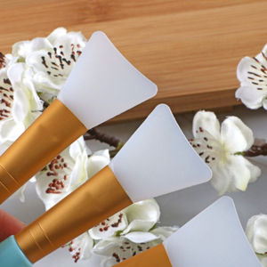 Silicone Face Mask Brush for Mud Masks and Soft Head Beauty Tools in Makeup Brush and Cosmetic Brush Pack.