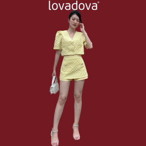 Set Đồ Bộ Lovadova Áo Croptop Cổ V Tay Phồng Phối Quần Giả Chân Váy Vải Gấm GO0302
