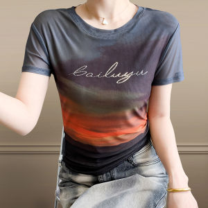 SNUG เสื้อแฟชั่นผู้หญิง เสื้อยืด แฟชั่นฤดูร้อนปี 2025 เสื้อแขนสั้นคอวีพิมพ์ลายดอกไม้ประดับคริสตัลโปร่งใส สไตล์สลิมฟิตแห้งเร็ว เสื้อผ้าดอกไม้ยืดหยุ่นสไตล์เร เสื้อกล้ามหญิง