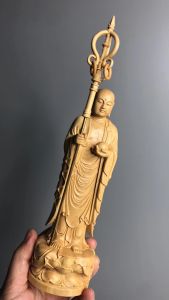 Di Zang Wang Figure - Wooden Buddha Statue Exquisite Wood Carving Handicraft Perfect Buddhist Sacrifice Statue Symbolizing Compassion and Protection Ideal for Praying for Good Luck Handmade Craft Buddha Statue for Home Decor or Spiritual Spaces