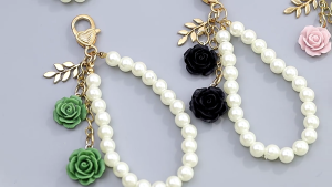 Fashionable Pearls and Rose Flower Keychain for Car Keys Handmade Keyring Charm Rustproof Key Holder Accessories
