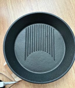 Bộ Chảo Gang DRAGON Vạn Lợi dùng được Bếp Từ Tròn Đa Năng Chống Dính rộng 24cm Kèm Đế Lót Gỗ Làm Cơm Xèo Beefsteak chiên nướng