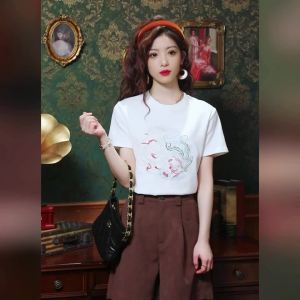 AMMIN เสื้อสวมหัวคอกลมสำหรับผู้หญิงเสื้อสง่างามสีทึบเสื้อยืดผ้าฝ้ายแขนสั้นปักลายดอกไม้ละเอียดอ่อนเสื้อผู้หญิงสไตล์เกาหลีฤดูร้อน2024