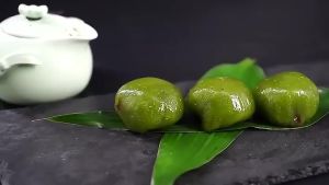 [Anmi Food] Mugwort-flavored rice cake with glutinous rice filling Moxa green group glutinous rice cake specialty small dessert moxa potato salted egg yolk balls