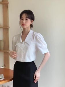 AMMIN เสื้อเบลาส์คอลูกเรือแบบเรียบง่ายสำหรับฤดูร้อนเสื้อเบลาส์แฟชั่นคอปกแบบ OL ชีฟองกระดุมแถวเดียวสำหรับมืออาชีพเสื้อสไตล์เกาหลีแขนสั้นไม่มีขอบดีไซน์เรียบหรูฤดูร้อน2024