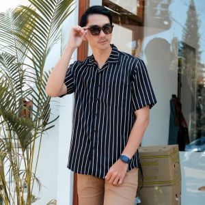 MUST Kemeja Salur Pria Dewasa Lengan Pendek Hem Stripe Garis-garis Casual Cowok Distro Terbaru