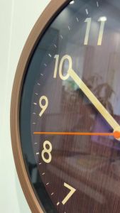 Household simple imitation wood grain hanging clocks and silent living room decorationFast shipping