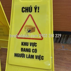 Biển cảnh báo chữ A vui lòng giữ khoảng cách (gấp gọn)