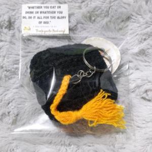 KnittedLight Graduation Cap Keychain - Symbol of Academic Achievement and Study Completion - Unique Design in Various Colors