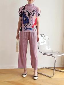 Miyake High-End Pleated Summer New Graffiti Printing Batwing Sleeve Loose Casual Half Turtleneck T-shirt # 3783