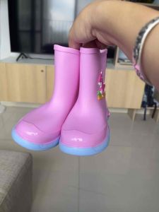 Ủng đi mưa thời trang cho bé