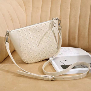 New Bag 2024 Womens woven bag crossbody bag summer high-end luxury niche genuine leather shoulder bag