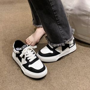 ⚡️พร้อมส่ง⚡️ รองเท้าสีขาวแบนของผู้หญิง อเนกประสงค์และน้ำหนักเบาในฤดูใบไม้ผลิคนดังอินเทอร์เน็ตใหม่รองเท้ากีฬาลำลองพื้นหนาสำหรับนักเรียนหญิง