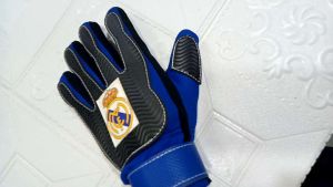 Sarung Tangan Kiper Anak & Dewasa: Perlengkapan Futsal Terbaik
