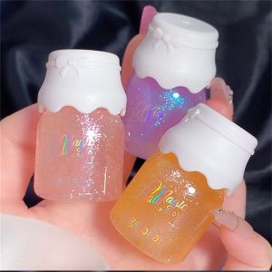 Son bóng không màu ánh nhũ mang lại cho nàng đôi môi lung linh ngọt ngào và kiêu sa