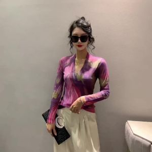 Ammin Áo thun dài tay in họa tiết hình học Cổ Chữ V đơn giản 2024 mùa xuân và mùa thu áo nhuộm kiểu cột thắt nữ định vị phong cách Hàn Quốc Chữ R in graffiti tay phồng lưới thường ngày áo Áo Blouse thanh lịch ngoại cỡ