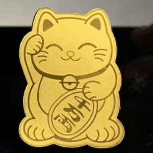 Miếng Dán Mèo Thần Tài Mini – Phụ Kiện Phong Thủy Mang Lại May Mắn Tài Lộc Bình An