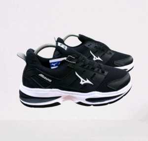 Promo Terlaris 7.7 Sepatu Sneakers   Pria Dan Wanita  Sepatu Sekolah Hitam Polos   Sepatu Olahraga Pria Wanita