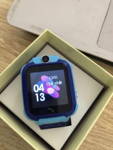 Đồng Hồ Thông Minh Lắp Sim Trẻ Em Q12 Lắp Sim Nghe Gọi 2 ChiềuNhắn Tin Định Vị LBS Chống Nước IP67 cuộc goi SOS khẩn cấp Sạc Từ