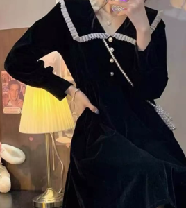 ชุดเดรส COCOEPPS สำหรับผู้หญิงกระโปรงกึ่งสั้นกึ่งยาวกำมะหยี่สีดำคอตุ๊กตาสไตล์มีกลิ่นหอมขนาดเล็กใหม่