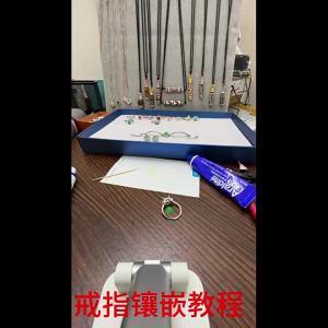 Nhẫn hình rắn nhỏ kiểu dáng phổ biến có thiết kế hở để gắn các loại đá quý như kim cương và đá nhiều màu. Hình dạng bầu dục kích thước 4*6 mm.