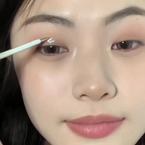 GECOMO Iridescent Eyeshadow Liquid with Pearlescent Sparkling Glitter for Highlighting and Illuminating Under-Eye Area