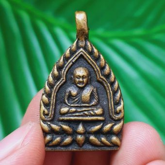 รูปจากผู้ขายบน Lazada: เหรียญเจ้าสัวหลวงพ่อเงิน วัดบางคลาน เนื้อทองแดงเถื่อนแช่น้ำมนต์ว่าน ผ่านพิธีปลุกเสกแล้วเสริมโชคลาภเงินทอง ตั้งราคา ฿59 ขายแล้ว 32 ชิ้น