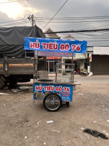 Xe bán hủ tiếu gõ 1m2x80 có mái bạt che và bộ trụng hủ tiếu