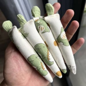 Set 2 củ cà rốt cầm tay chống giật mình làm đồ chơi cho bé của nhà Cindy’s House