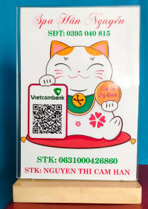 In mã QR mèo thần tài theo yêu cầu kèm Bảng Mica Thailand đế gỗ sang trọng Kích thước lớn A5