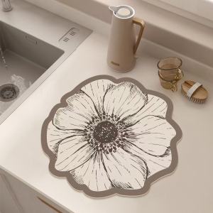 แผ่นรองจานกันลื่นลายดอกกุหลาบในห้องน้ำ แห้งเร็ว ดูดซับน้ำได้ดี แผ่นรองจานกันน้ำมันโคลนไดอะตอม แผ่นรองจาน ถ้วย ชาม ตะเกียบ รูปทรงพิเศษ