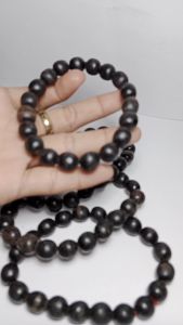 Gelang Kayu Kelor Hitam Model Bulat: Gaya Kasual & Perawatan Diri