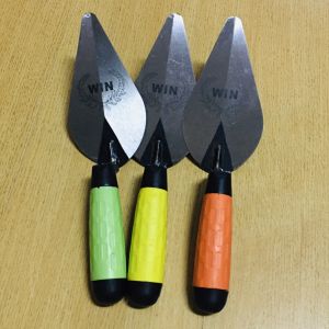 WIN เกียงสามเหลี่ยมเหล็กด้ามยาง เกียงก่ออิฐ เกียงก่อปูน เกียงใบโพธิ์ ขนาด6นิ้ว แท้100% อย่างดี (ด้ามคละสี) พร้อมส่ง