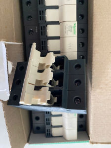 Vỏ cầu chì DF103 Schneider 3P 10x38mm