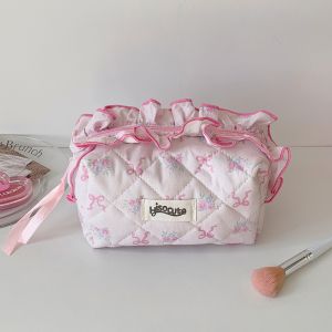 3GGINEII โบว์ลูกไม้ปัก กระเป๋าเครื่องสำอาง ที่จัดเก็บเครื่องสำอาง จุได้มาก กระเป๋าใส่ปากกา หวานหวานแหววว มัลติฟังก์ชั่นการใช้งาน ถุงเก็บเครื่องเขียน การเดินทางการเดินทาง