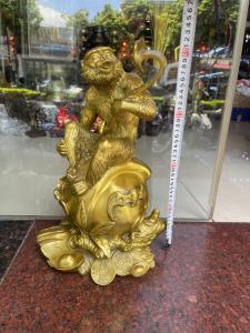 Tượng khỉ ngồi trái đào ôm gậy như ý bằng đồng phong thủy cao 40cm nặng 6kg