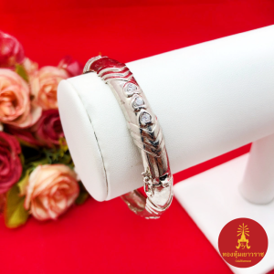 กำไลคลิปล็อคโรเดียมฝังเพชร เส้นผ่านศูนย์กลาง 5.8 ซม. งานชุบโรเดียม แฟชั่น ดีไซน์สวย ใช้ได้ทุกโอกาส รูปถ่ายจากสินค้าจริง