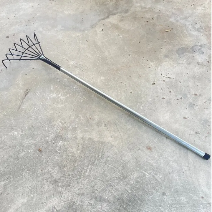 คราดมือเสือพร้อมด้ามเหล็กยาว 140 ซม. สำหรับโกยใบไม้และขยะ