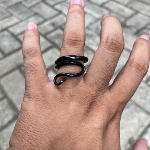 Cincin Pria Akar Bahar Hitam Model Melingkar Minimalis