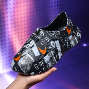 【 Stok 】 Kasut gua EVA aliran berbentuk khas penyamaran kelapa rentas sempadan dipakai di luar pada musim panas sandal kasual lelaki bernafas.