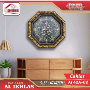 Jam Dinding Kaligrafi Besar Ukuran 47x47 cm Motif Surat Al-Ikhlas
