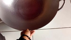 wajan super tebal anti karat anti lengket anti ttos tebal mencapai 3 ml ckup skali modal asli krajinan tangan buatan tradisional barang awet dya pkai mencapai puluhan tahun ukuran jumbo lbar 50cm super besar