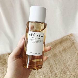 Nước hoa hồng rau má cho da mụn nhạy cảm Skin1004 Madagascar Centella toning toner 210ml