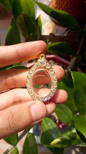 กรอบพระ กรอบพระเงินชุบทองล้อมเพชร | ไข่เล็ก | กว้าง1.7*สูง2.3ซม. (ไม่ปลอดภัย)