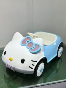 Hello Kitty Toddler Electric Ride On Vehicle Rechargeable Remote Control Slow Start Dual Drive 4-Wheel Shock Absorption Swing Function LED Lights Music Early Learning Safety Belt 50KG Capacity Kids Car for 1-7 Years Old Girls Gift Home Outdoor Play